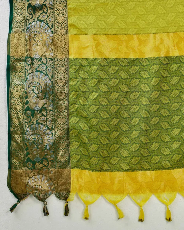Parrot_Green_Rich_Cotton_Jacquard_Silk_Contrast_Pallu_And_Heavy_Jacquard_Zari_Weaving_Saree_&_Contrast_Blouse