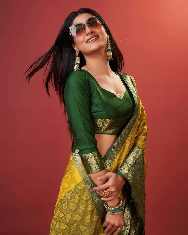 Gold_Rich_Cotton_Jacquard_Silk_Contrast_Pallu_And_Heavy_Jacquard_Zari_Weaving_Saree_&_Contrast_Blouse