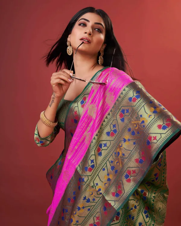 Pink_Pure_Lichi_Silk_With_Beautiful_Gold_Zari_Weaving_With_Heavy_Rich_Pallu_Saree