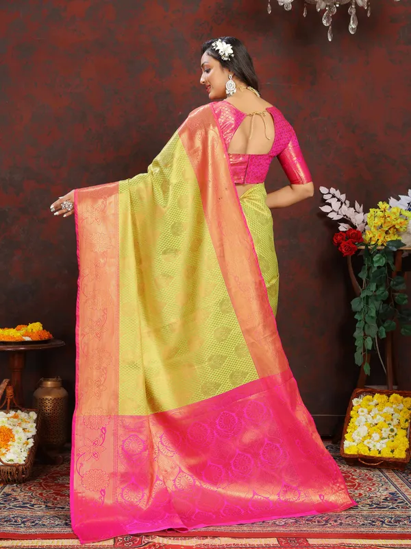 Gold_Lichi_Silk_With_Beautiful_Gold_And_Silver_Zari_Weaving_With_Rich_Pallu_Saree
