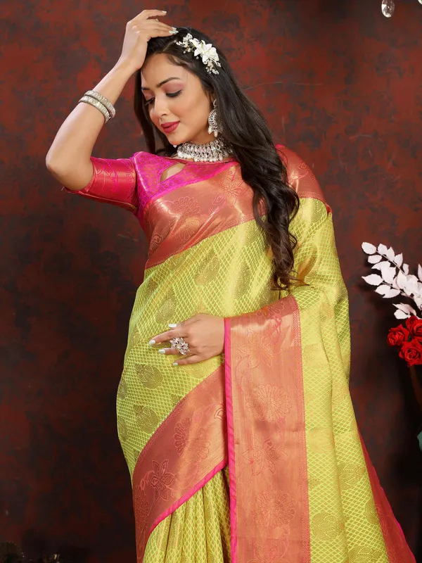 Gold_Lichi_Silk_With_Beautiful_Gold_And_Silver_Zari_Weaving_With_Rich_Pallu_Saree