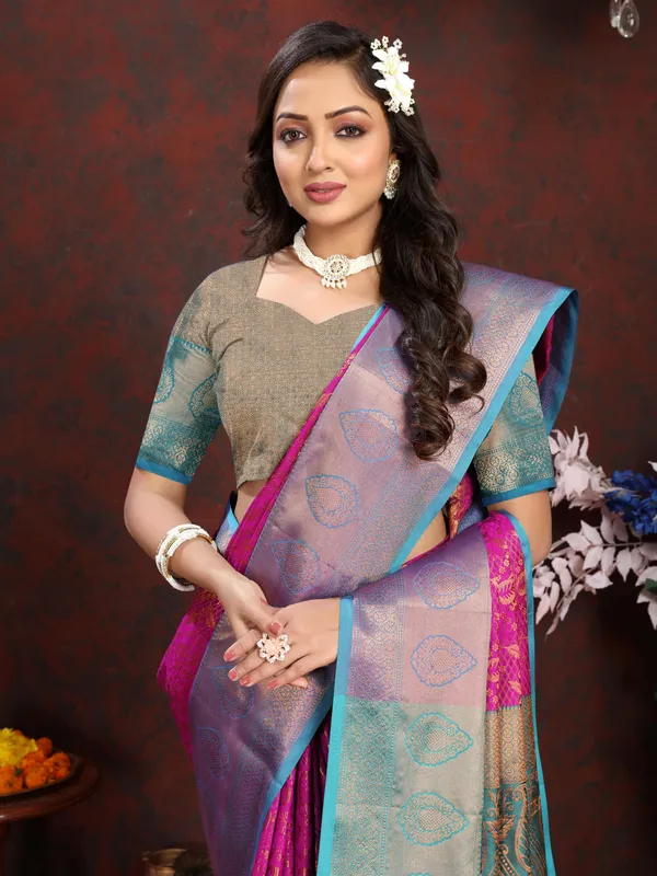 Pink_Lichi_Silk_With_Beautiful_Gold_And_Cooper_Zari_Weaving_With_Rich_Pallu_Saree