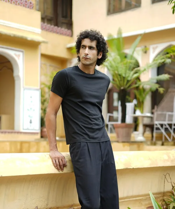 Classic_Black_Cotton_Blend_Solid_Round_Neck_Half_Sleeve_T-Shirt_For_Men