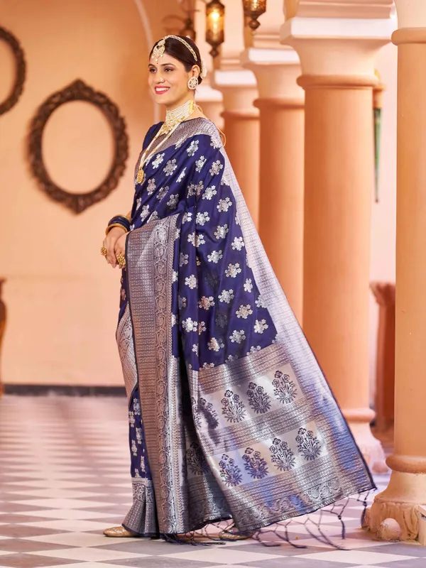 Blue_Silk_Sarees_With_Blouse_Piece_For_Women