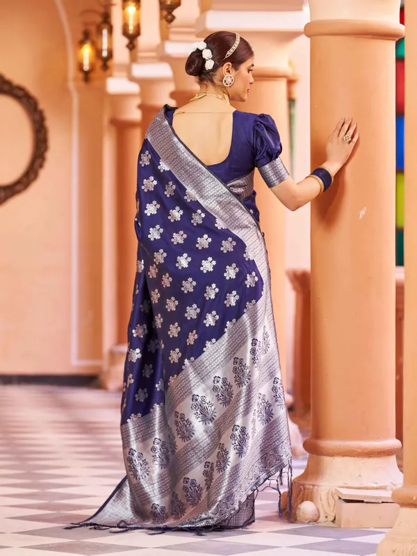 Blue_Silk_Sarees_With_Blouse_Piece_For_Women