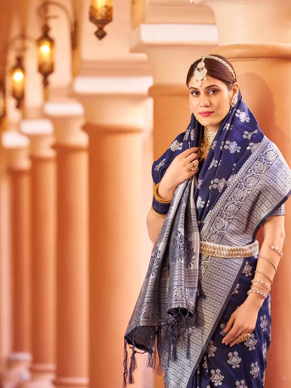Blue_Silk_Sarees_With_Blouse_Piece_For_Women