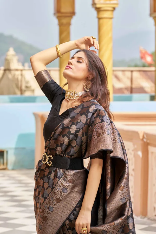 Black_Silk_Sarees_With_Blouse_Piece_For_Women