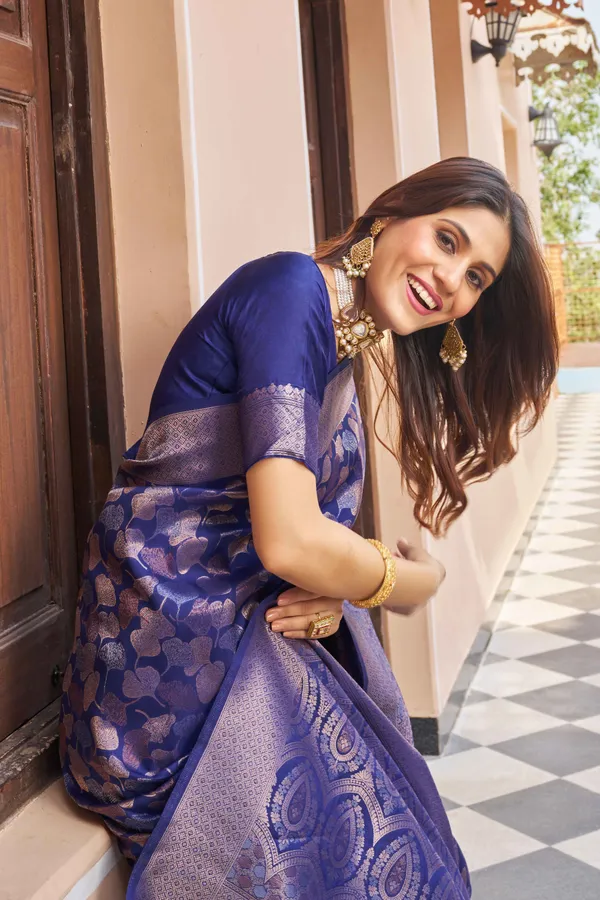 Blue_Silk_Sarees_With_Blouse_Piece_For_Women