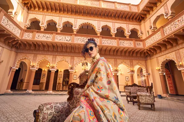 White_Cotton_Sarees_With_Blouse_Piece_For_Women