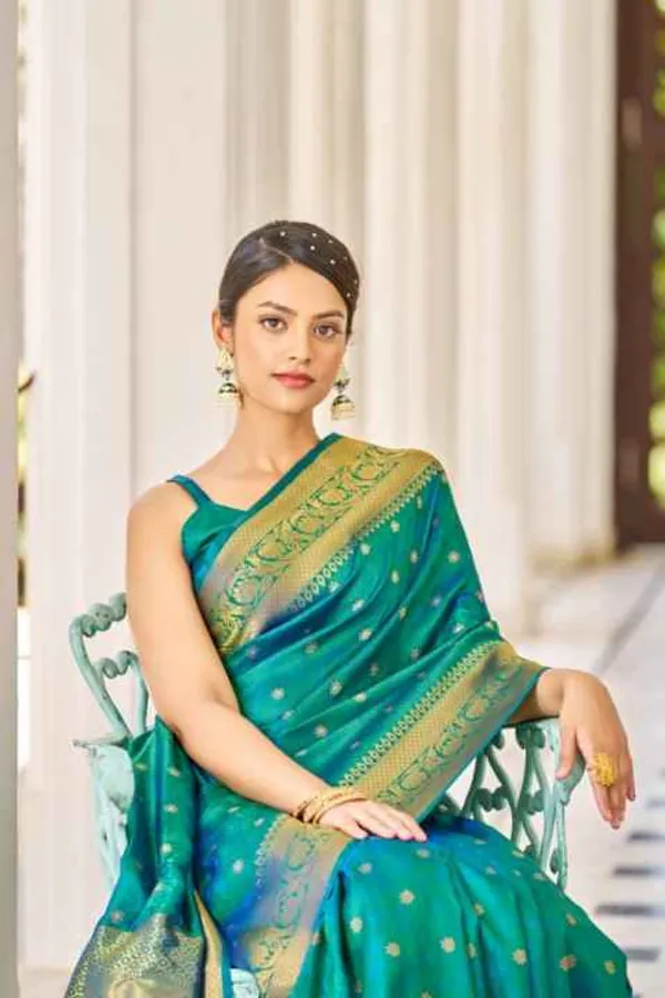 Green_Silk_Sarees_With_Blouse_Piece_For_Women