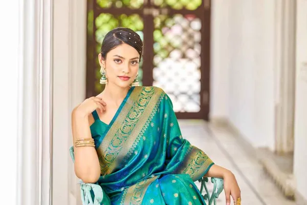 Green_Silk_Sarees_With_Blouse_Piece_For_Women