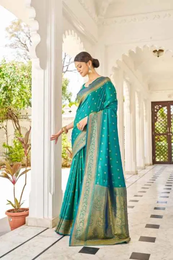 Green_Silk_Sarees_With_Blouse_Piece_For_Women