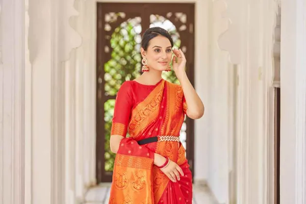 Red_Silk_Sarees_With_Blouse_Piece_For_Women