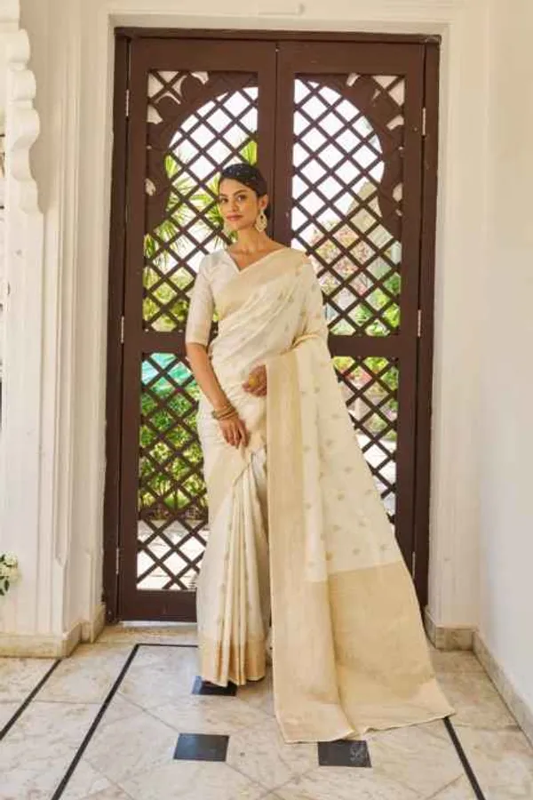 White_Silk_Sarees_With_Blouse_Piece_For_Women