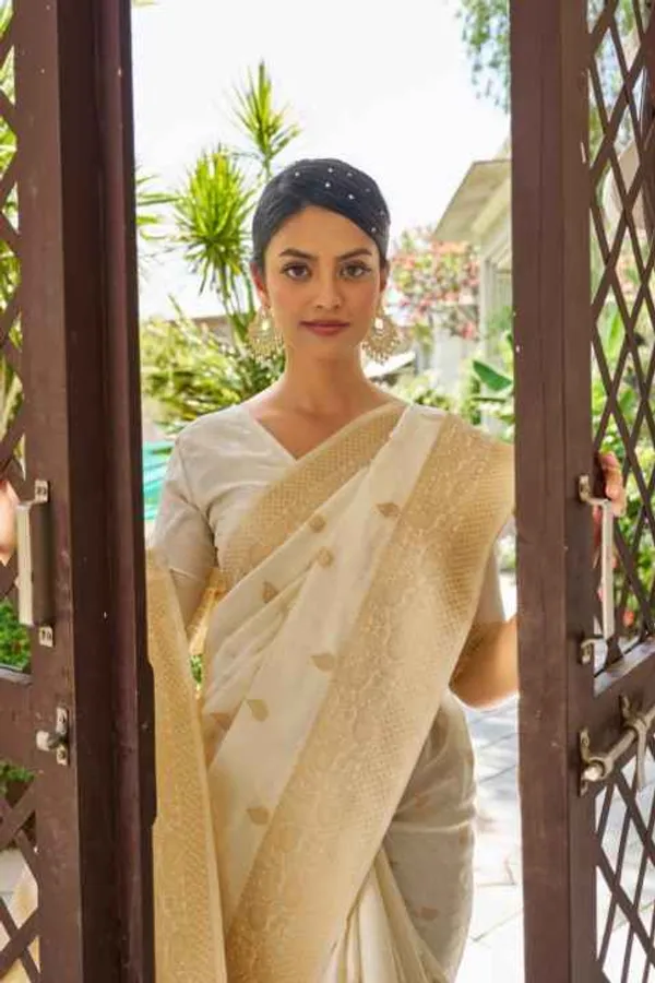White_Silk_Sarees_With_Blouse_Piece_For_Women