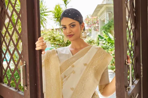 White_Silk_Sarees_With_Blouse_Piece_For_Women