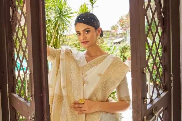 White_Silk_Sarees_With_Blouse_Piece_For_Women