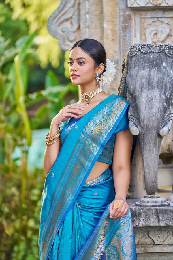 Blue_Silk_Sarees_With_Blouse_Piece_For_Women