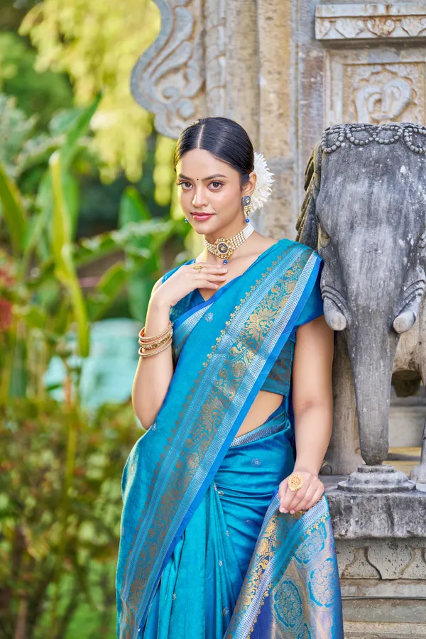 Blue_Silk_Sarees_With_Blouse_Piece_For_Women