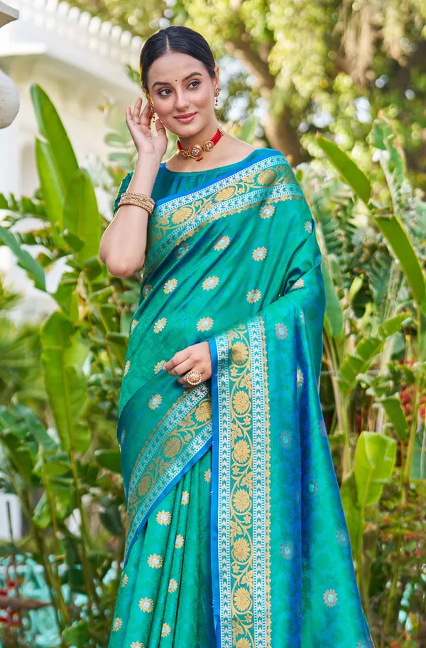 Green_Silk_Sarees_With_Blouse_Piece_For_Women