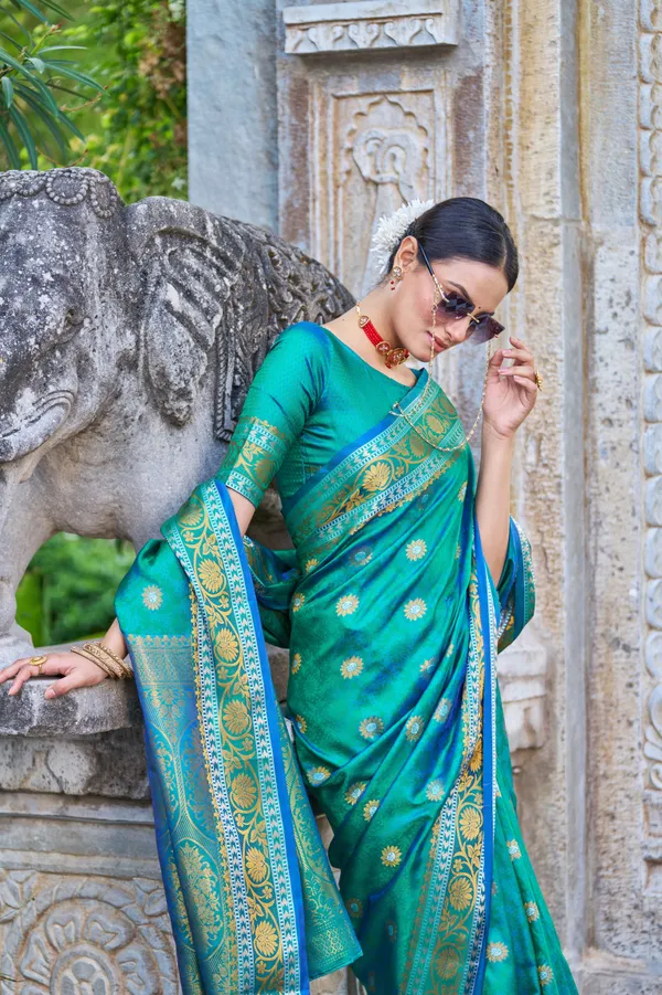 Green_Silk_Sarees_With_Blouse_Piece_For_Women