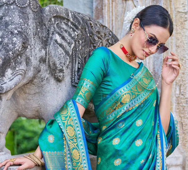 Green_Silk_Sarees_With_Blouse_Piece_For_Women
