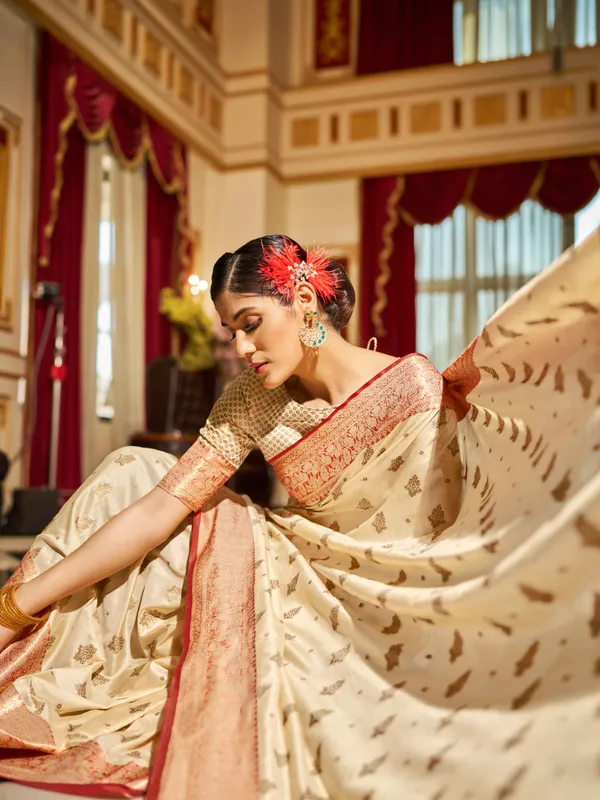 Cream_Cotton_Sarees_With_Blouse_Piece_For_Women