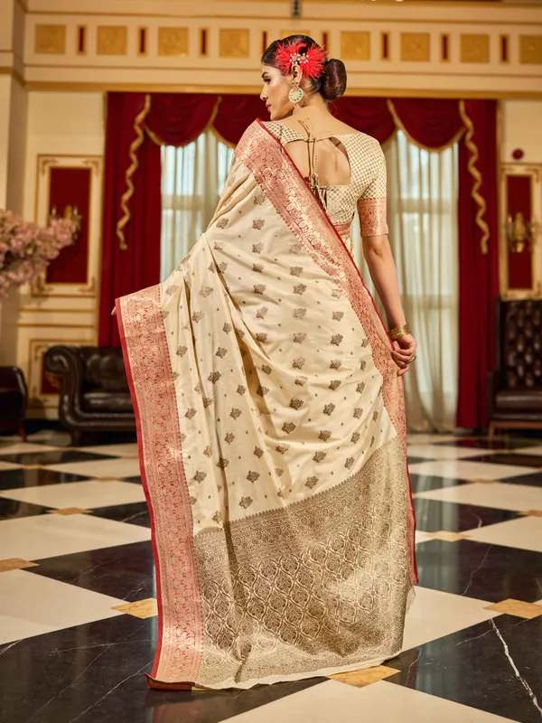 Cream_Cotton_Sarees_With_Blouse_Piece_For_Women
