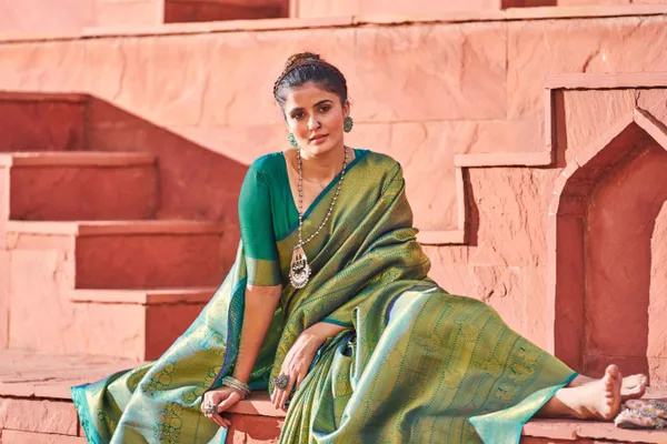 Green_Silk_Sarees_With_Blouse_Piece_For_Women