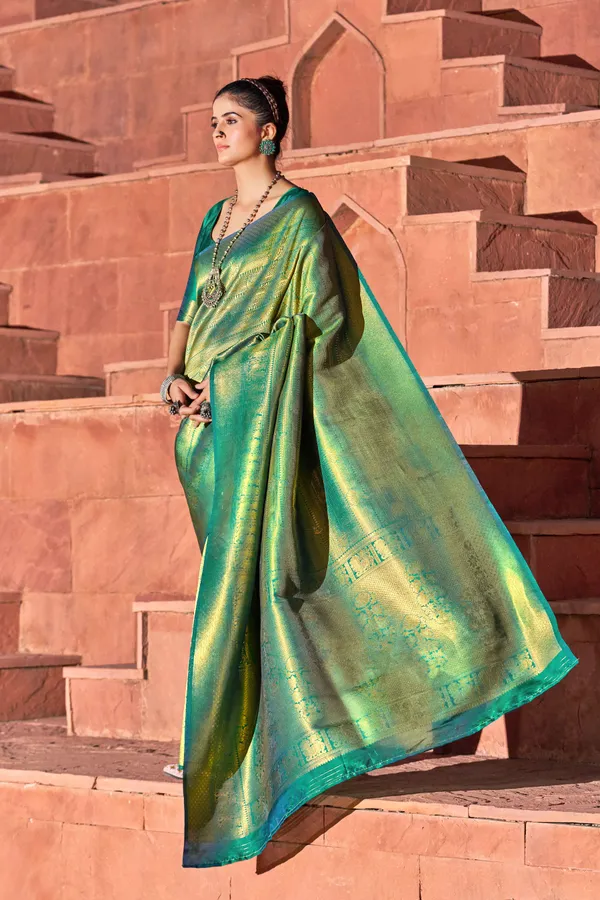 Green_Silk_Sarees_With_Blouse_Piece_For_Women