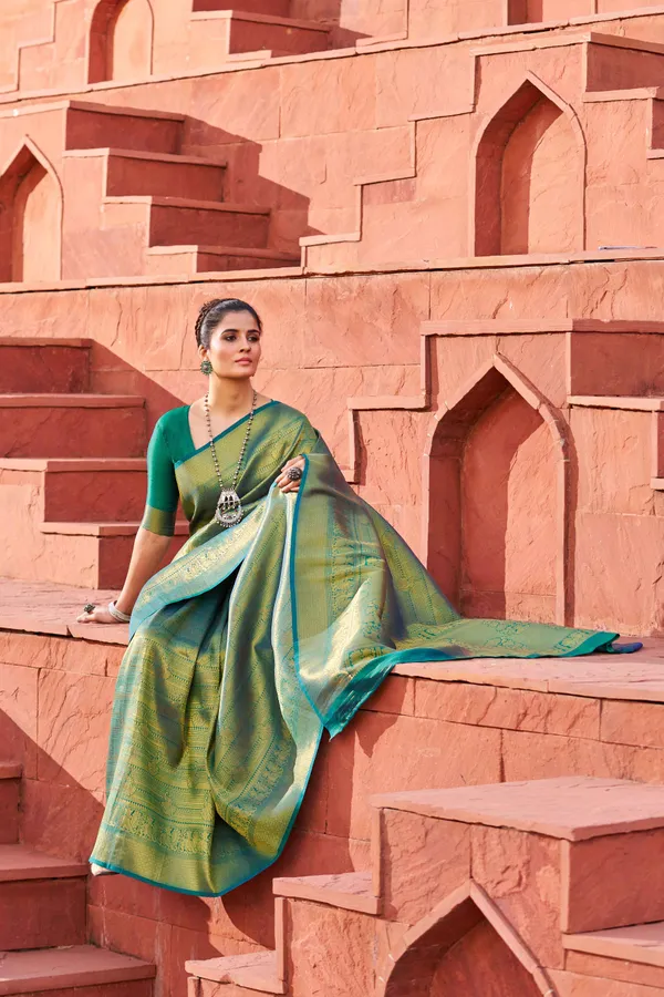 Green_Silk_Sarees_With_Blouse_Piece_For_Women