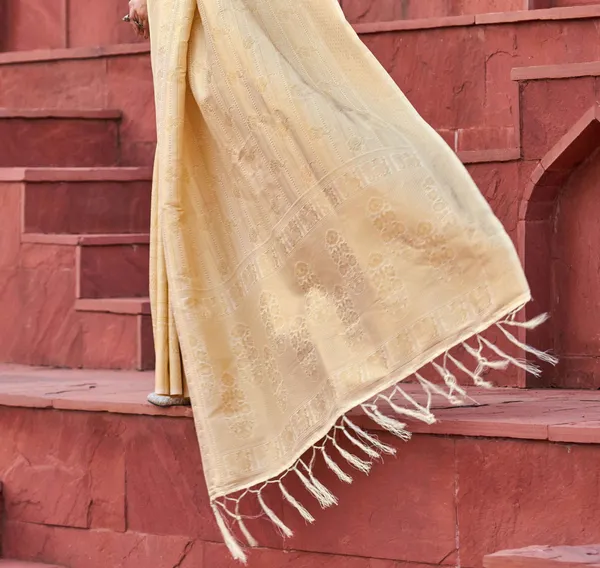 White_Silk_Sarees_With_Blouse_Piece_For_Women