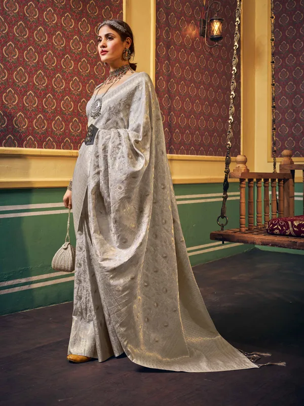 Grey_Silk_Sarees_With_Blouse_Piece_For_Women