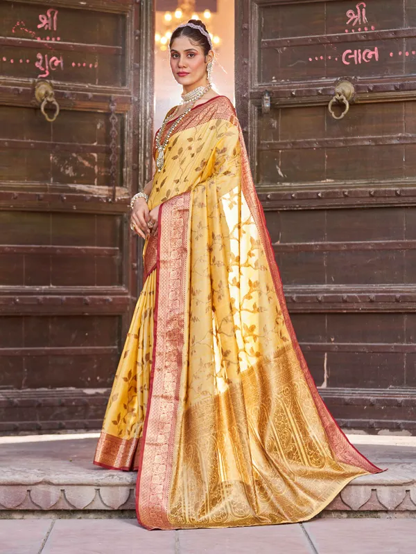 Yellow_Cotton_Sarees_With_Blouse_Piece_For_Women