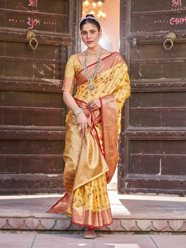 Yellow_Cotton_Sarees_With_Blouse_Piece_For_Women