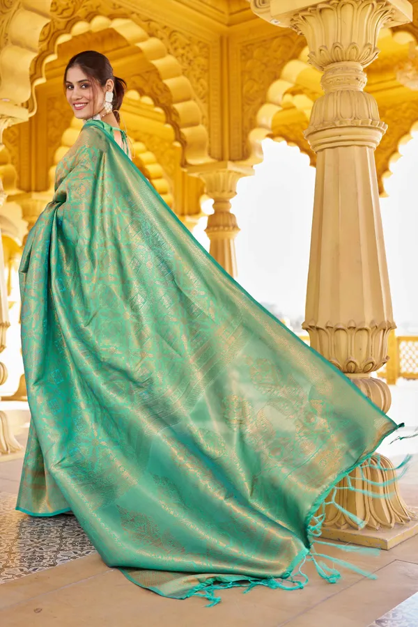 Green_Silk_Sarees_With_Blouse_Piece_For_Women