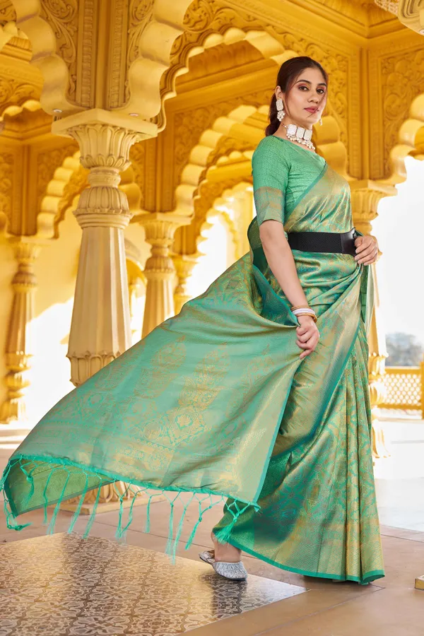 Green_Silk_Sarees_With_Blouse_Piece_For_Women