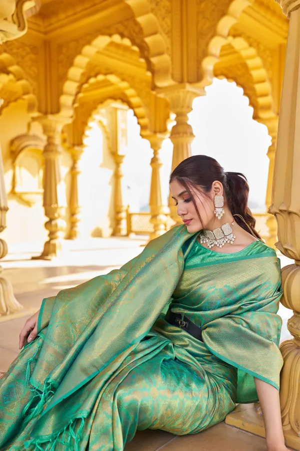 Green_Silk_Sarees_With_Blouse_Piece_For_Women