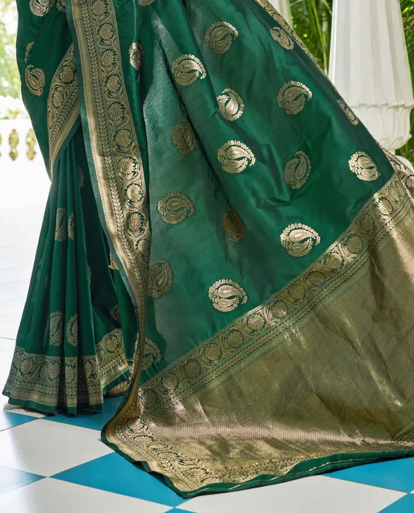 Green_Cotton_Silk_Sarees_With_Blouse_Piece_For_Women