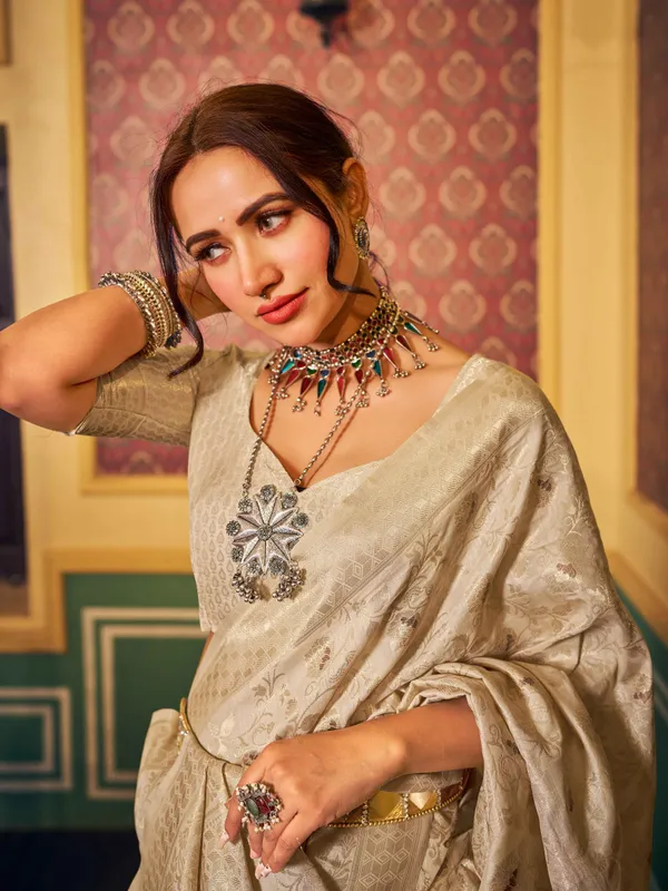 Cream_Silk_Sarees_With_Blouse_Piece_For_Women