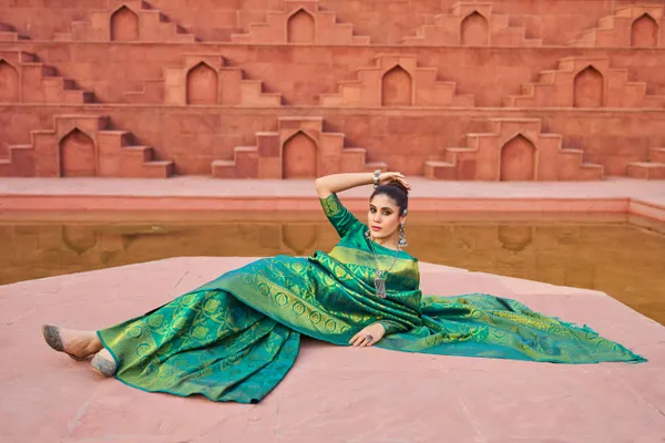 Green_Womens_Silk_Saree_With_Blouse_Piece