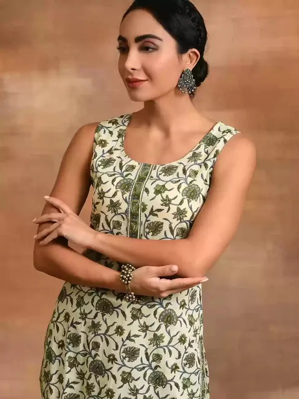 Light_Green_Floral_Print_Cotton_Blend_Sleeveless_Kurti_Pant_Set_For_Women