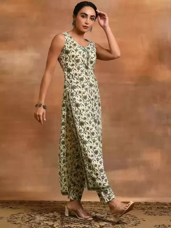 Light_Green_Floral_Print_Cotton_Blend_Sleeveless_Kurti_Pant_Set_For_Women