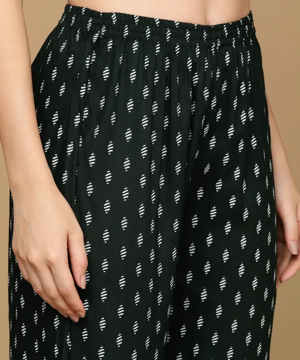 Green_Printed_Sleeveless_Rayon_Kurta_Pant_For_Women