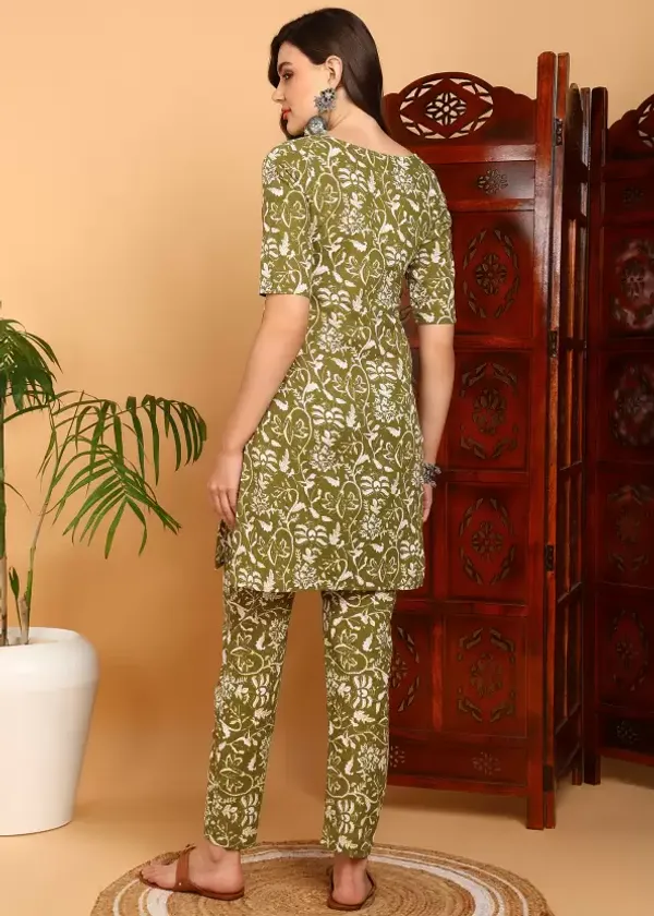 Green_Casual_Wear_Women_Cotton_Kurta_Pant_Set_With_Dupatta