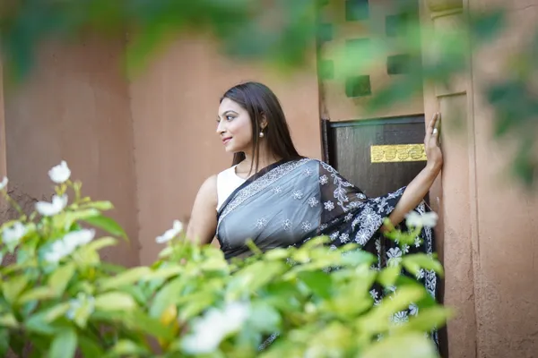 Niraloka_Hand_Embroidered_Black_Georgette_Lucknowi_Chikankari_Saree_With_Blouse_NF5002