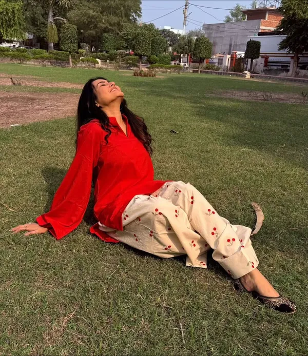 Redwood_Elegance_Cotton_Kurta_Set_with_Heart_Print_Pants