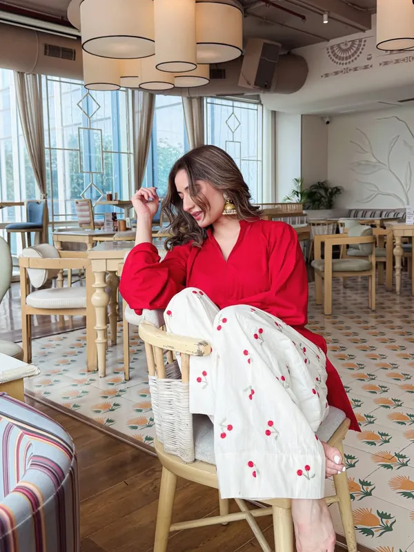 Redwood_Elegance_Cotton_Kurta_Set_with_Heart_Print_Pants