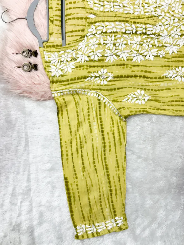 Elegant_Comfort_Plus-Size_Chikankari_Mulmul_Printed_Cotton_Kurti