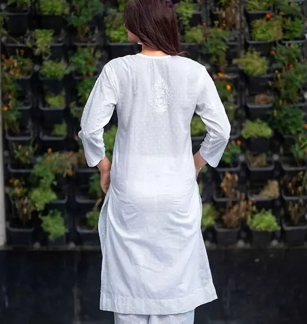 Saiyaara_White_Dobby_Cotton_Chikankari_Kurti_with_Qurashiya_Buttons
